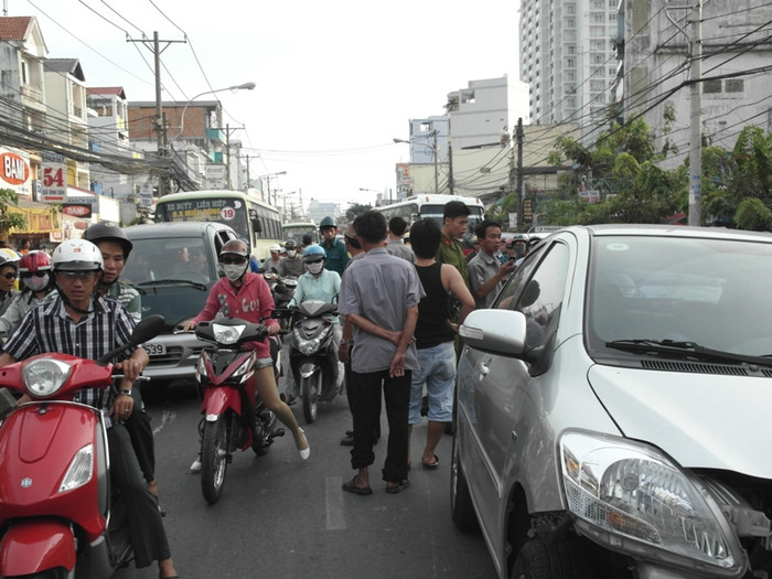 Vụ tai nạn gây ùn tắc giao thông hàng giờ liền.