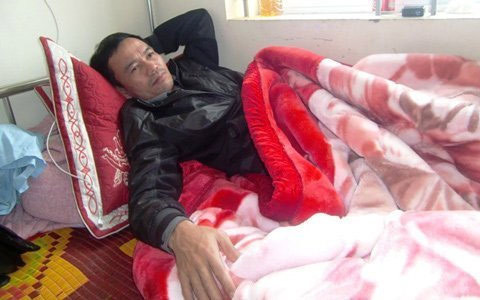 Ông Đào Quốc Vũ, Giám đốc DN vận tải Mận Vũ đang điều trị tại Khoa ngoại Bệnh viện Đa khoa Hà Tĩnh Ông Đào Quốc Vũ, Giám đốc DN vận tải Mận Vũ đang điều trị tại Khoa ngoại Bệnh viện Đa khoa Hà Tĩnh