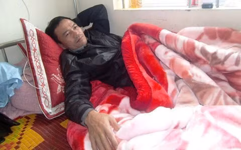 Ông Đào Quốc Vũ, Giám đốc DN vận tải Mận Vũ đang điều trị tại Khoa ngoại Bệnh viện Đa khoa Hà Tĩnh