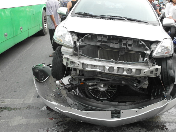 Đầu xe "điên" cũng tan nát.
