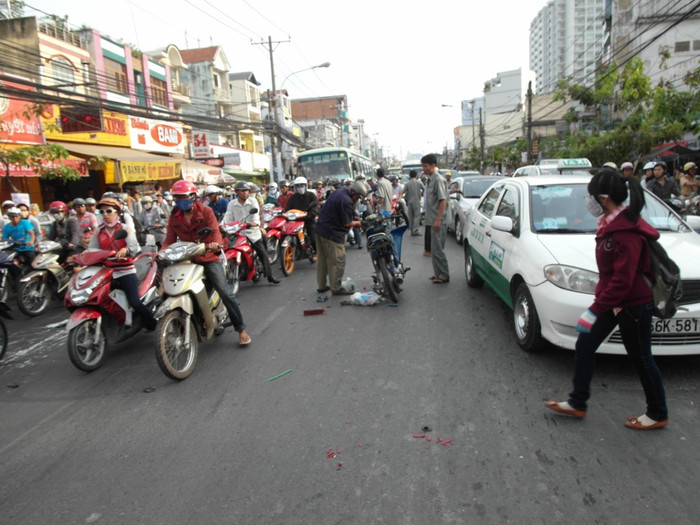 Chiếc xe máy trơ ra như sắt vụn sau khi bị chiếc xe hơi húc.