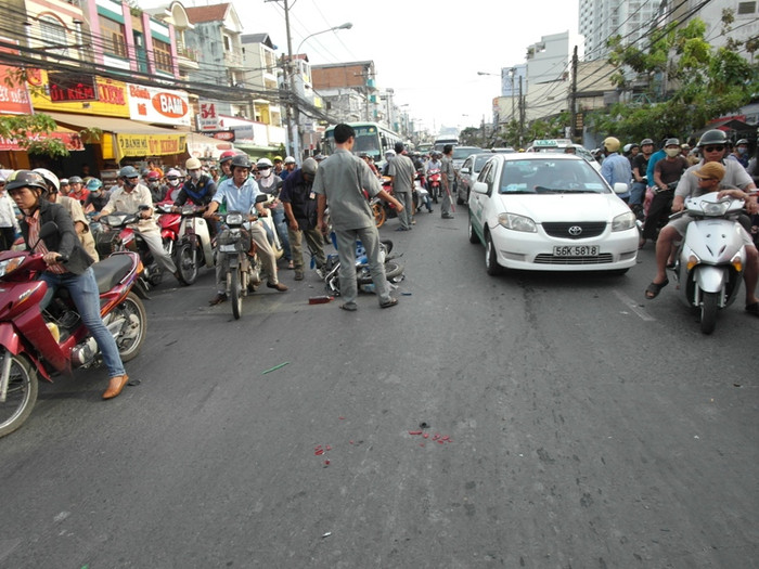 Cách đó vài chục mét là hai chiếc xe "nạn nhân" khác.