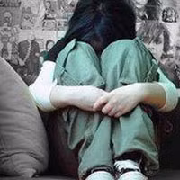 Cháu bé đã bị dụ dỗ làm trò người lớn. (Ảnh minh họa).