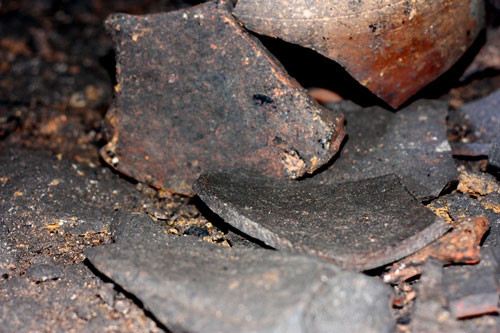 Rất nhiều đồ sành, đồ gốm tìm trong lòng núi. Những mảnh gốm rất giống kiểu gốm sứ thời Trần này đã khiến tác giả Hoàng Hoa đưa ra nhận định, có thể tại đây cũng đã từng xảy ra một vụ tương tự như ở Thanh Hóa, Ninh Bình vào cuối thế kỷ XIV đầu thế kỷ XV, khi quân Minh xâm lược nước ta. Rất nhiều đồ sành, đồ gốm tìm trong lòng núi. Những mảnh gốm rất giống kiểu gốm sứ thời Trần này đã khiến tác giả Hoàng Hoa đưa ra nhận định, có thể tại đây cũng đã từng xảy ra một vụ tương tự như ở Thanh Hóa, Ninh Bình vào cuối thế kỷ XIV đầu thế kỷ XV, khi quân Minh xâm lược nước ta.