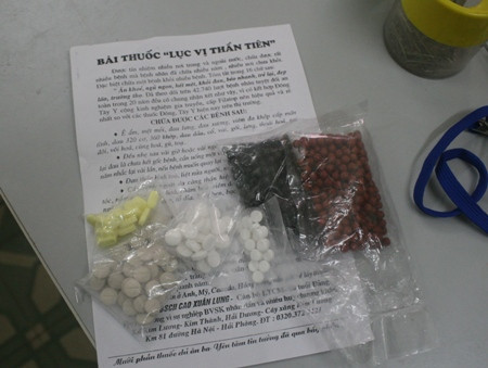 6 gói thuốc với nhiều màu sắc trong bài thuốc "Lục vụ thần tiên". (ảnh: Linh Chang). 6 gói thuốc với nhiều màu sắc trong bài thuốc "Lục vụ thần tiên". (ảnh: Linh Chang).
