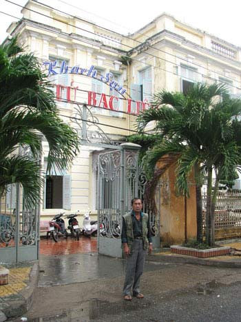 Ba Đức bên ngôi nhà của Công tử Bạc Liêu ngày trước, nay là Khách sạn Công Tử Bạc Liêu Ba Đức bên ngôi nhà của Công tử Bạc Liêu ngày trước, nay là Khách sạn Công Tử Bạc Liêu