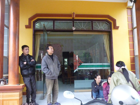 Người dân vẫn chưa hết xôn xao khi xảy ra vụ cướp táo tợn. Người dân vẫn chưa hết xôn xao khi xảy ra vụ cướp táo tợn.