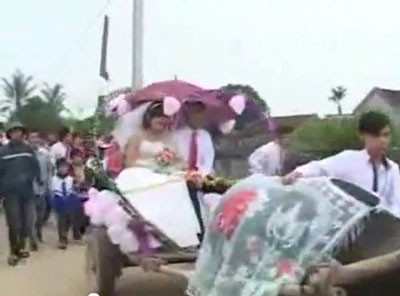 Cô dâu, chú rẻ lên xe trong tiếng reo hò của mọi người Cô dâu, chú rẻ lên xe trong tiếng reo hò của mọi người