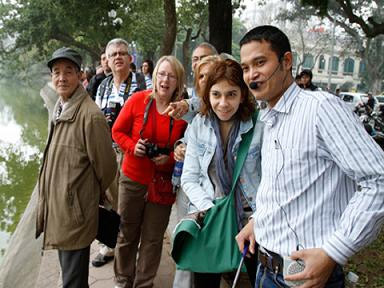 Đoàn du lịch khách Tây Ban Nha rất thích thú khi được nhìn tận mắt cụ rùa Đoàn du lịch khách Tây Ban Nha rất thích thú khi được nhìn tận mắt cụ rùa