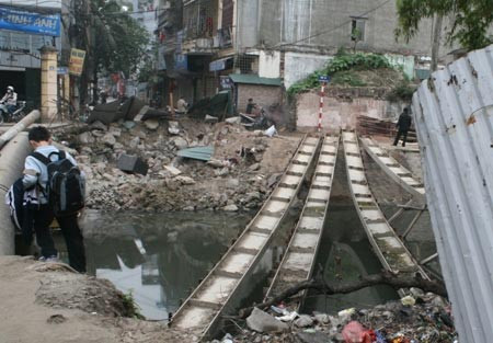 Theo phản ánh của người dân tổ 1, phường phố Tương Mai, quận Hoàng Mai, (Hà Nội), khoảng 3 tháng qua, người dân như bị cách ly chỉ vì dự án thi công cầu khỉ chậm.