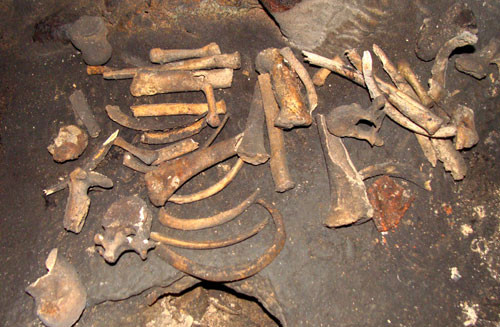 Theo truyền thuyết mà người dân trong vùng truyền miệng, hàng ngàn bộ hài cốt trong lòng núi là của nghĩa quân Lữ Gia, những người đã hy sinh bi tráng từ 2.100 năm trước. Theo truyền thuyết mà người dân trong vùng truyền miệng, hàng ngàn bộ hài cốt trong lòng núi là của nghĩa quân Lữ Gia, những người đã hy sinh bi tráng từ 2.100 năm trước.