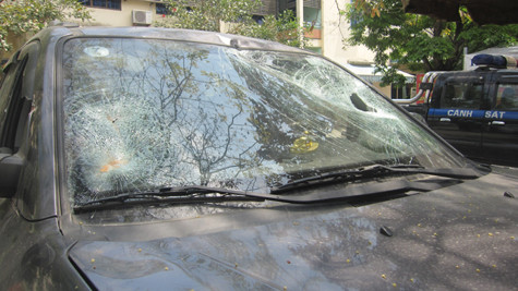 Xe ô tô 43X -1674 với kính vỡ nát do của Giám đốc Hoàng bị tạm giữ tại CA quận Liên Chiểu. Xe ô tô 43X -1674 với kính vỡ nát do của Giám đốc Hoàng bị tạm giữ tại CA quận Liên Chiểu.