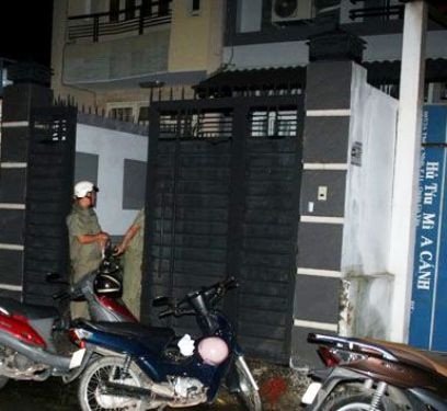 Lực lượng chức năng tiếp cận ngôi nhà 3 tầng, nơi xảy ra vụ án đau lòng