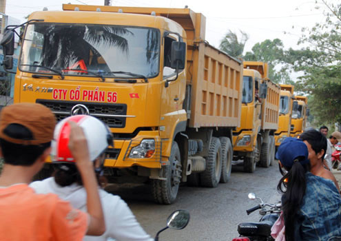 Hơn 10 chiếc xe ben đứng xếp hàng đứng chờ. Ảnh: Nguyễn Đông. Hơn 10 chiếc xe ben đứng xếp hàng đứng chờ. Ảnh: Nguyễn Đông