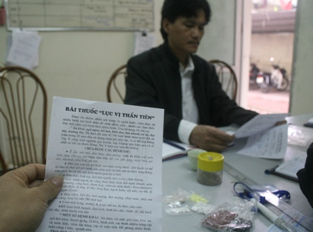 Trên tờ rơi gói kèm trong túi thuốc quảng cáo chữa rất nhiều loại bệnh. (ảnh: Đạt Lê). Trên tờ rơi gói kèm trong túi thuốc quảng cáo chữa rất nhiều loại bệnh. (ảnh: Đạt Lê).