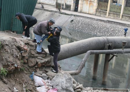 "Tôi không hiểu sao, giải phóng mặt bằng chưa xong mà họ đã phá cây cầu cũ. Chính vì vậy hàng trăm hộ dân cùng người qua lại rơi vào cảnh dò dẫm qua cầu…”, ông Cường bức xúc nói.