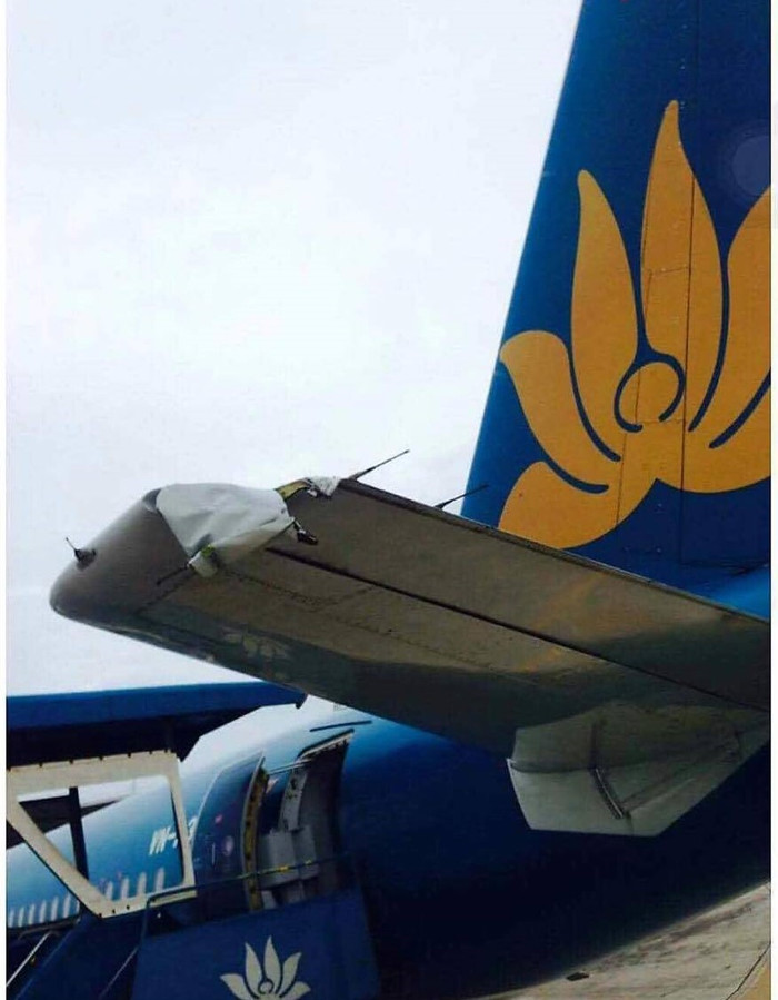 Phần cánh đuôi máy bay VNA gặp sự cố - ảnh nguồn CTV. Phần cánh đuôi máy bay VNA gặp sự cố - ảnh nguồn CTV.