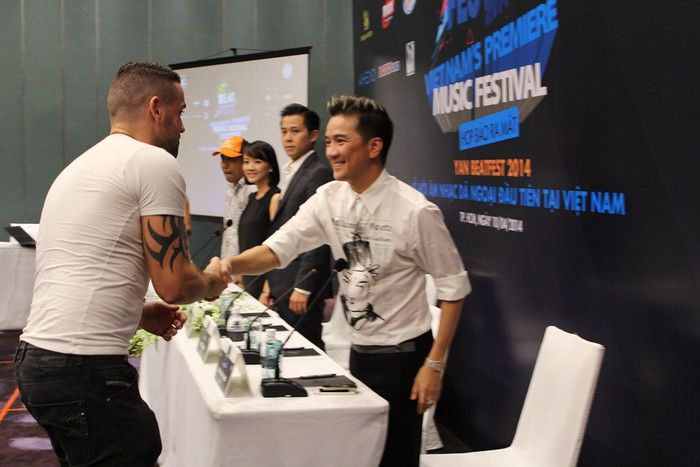 Shayne Ward vui vẻ bắt tay cùng "ông hoàng nhạc Việt" Đàm Vĩnh Hưng.