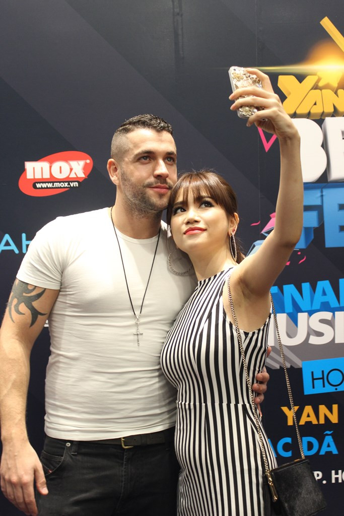 Những giây phút chụp hình "tự sướng" của Shayne Ward và sao Việt.