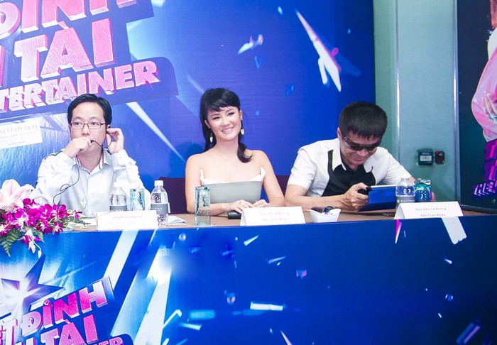 Hồng Nhung cùng đạo diễn Lê Hoàng sẽ ngồi ghế nóng chương trình này. Hồng Nhung cùng đạo diễn Lê Hoàng sẽ ngồi ghế nóng chương trình này.