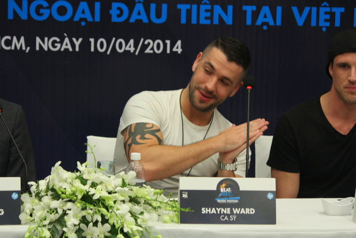 Shayne Ward chia sẻ: "Tôi đã trải qua 21 giờ bay không ngủ, nhưng khi xuống sân bay nhận được tình cảm nồng nhiệt từ khán giả Việt Nam, tôi cảm thấy rất phấn khích."