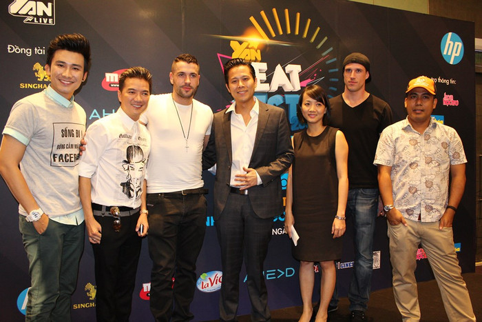 Shayne Ward và DJ Scott Kirby chụp hình lưu niệm cùng các nghệ sĩ và Ban tổ chức.