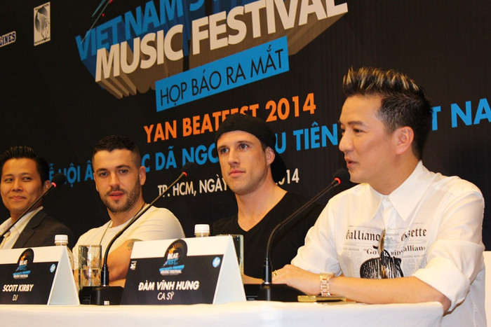 Trong buổi họp báo, Đàm Vĩnh Hưng đại diện cho 80 nghệ sỹ Việt có phần trả lời phỏng vấn và giao lưu với báo chí.