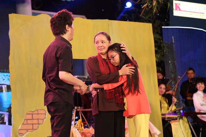 Giây phút xúc động khi cả hai tìm được mẹ.