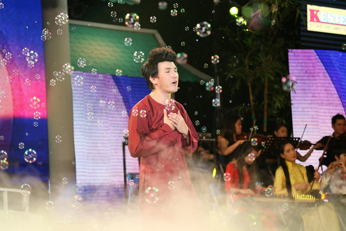 Suốt hơn 5 tiếng, với hơn 30 ca khúc thuộc nhiều thể loại khác nhau, liveshow Một thoáng quê hương 4 của giọng ca Dương Ngọc Thái đã mang đến cho người hâm mộ nhiều cung bậc cảm xúc khác nhau.