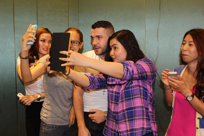 Và cả khán giả hâm mộ giọng ca của anh.