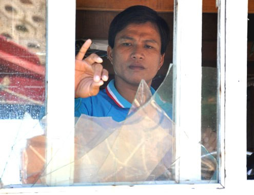 Thuyền trưởng Võ Minh Vương xót xa trước những mảnh kính vỡ cabin tàu sau khi bị nhóm người của tàu Trung Quốc đập phá ở vùng biển Hoàng Sa sáng ngày 7/7. Ảnh: Trí Tín - vnexpress.