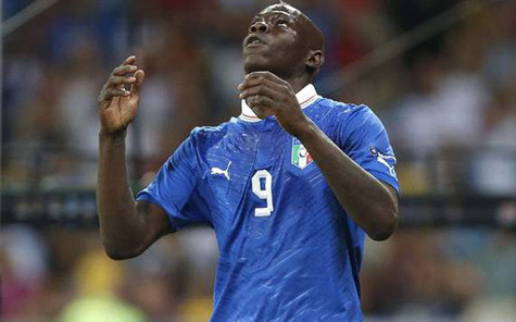 Balotelli tỏ ra rất thất vọng trước những gì đang diễn ra - Ảnh: Getty Balotelli tỏ ra rất thất vọng trước những gì đang diễn ra - Ảnh: Getty