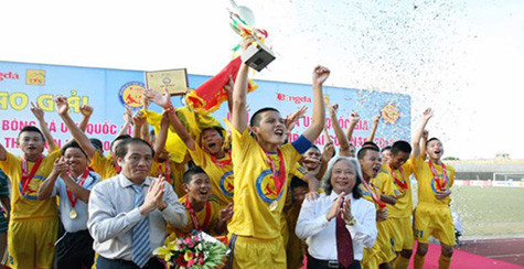 Các cầu thủ U17 SLNA hân hoan nhận cúp VĐ Các cầu thủ U17 SLNA hân hoan nhận cúp VĐ