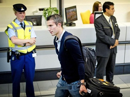 Van Persie cũng chán ngấy kiểu hứa suông của Wenger