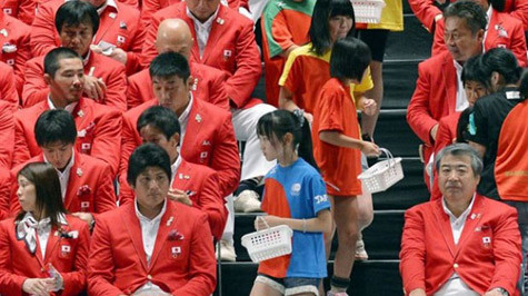 Các em bé đi trao “huy chương sóng thần” cho các thành viên đoàn Nhật dự Olympic 2012 - Ảnh: AP Các em bé đi trao “huy chương sóng thần” cho các thành viên đoàn Nhật dự Olympic 2012 - Ảnh: AP