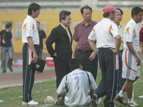 Bầu Hiển (giữa) đang được coi là ông bầu nhiều quyền lực nhất của BĐVN. Ảnh: V.S.I Bầu Hiển (giữa) đang được coi là ông bầu nhiều quyền lực nhất của BĐVN. Ảnh: V.S.I