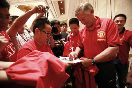 Alex Ferguson bị CĐV vây kín tại sảnh khách sạn Park Hyatt Thượng Hải Alex Ferguson bị CĐV vây kín tại sảnh khách sạn Park Hyatt Thượng Hải