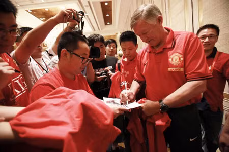 Alex Ferguson bị CĐV vây kín tại sảnh khách sạn Park Hyatt Thượng Hải