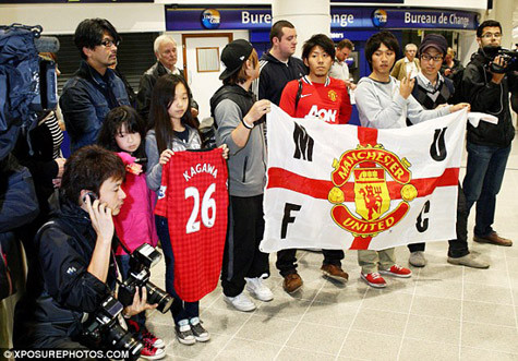 Kagawa được chào đón ở sân bay Manchester Kagawa được chào đón ở sân bay Manchester