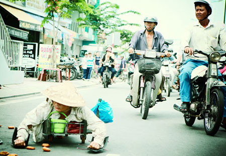 Anh trông không khác gì một người ăn xin trên phố.