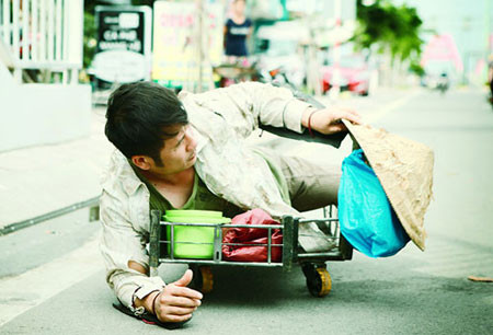 Trong phim, Sơn Đẹp Trai của Bằng Kiều dù rơi vào cảnh nợ nần, thiếu thốn vẫn là fan cuồng của nàng ca sĩ xinh đẹp có tên là Trang Nhi (diễn viên Lan Khuê - Giải vàng Siêu mẫu VN 2013 đóng).