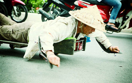 Quan sát Bằng Kiều diễn, nhiều người nhận xét anh vào vai rất chuyên nghiệp. Trên sân khấu hải ngoại, Bằng Kiều từng đóng kịch hài và nhận được ủng hộ của khán giả nhờ nét duyên riêng.