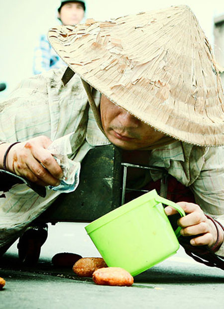 Sơn Đẹp Trai nợ nần ngập đầu sống lông bông cùng ba thằng đàn em sống trong khu ổ chuột. Tính hay bốc phét của hắn mang lại những cảnh hài hước, dở khóc dở cười