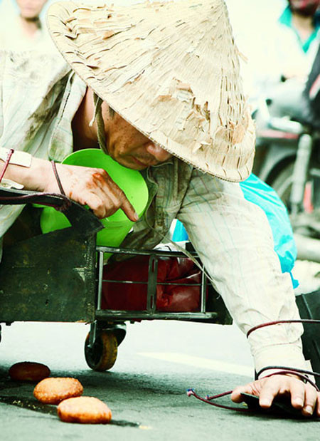 Dưới cái nắng gay gắt, nam ca sĩ không ngần ngại bò lết từng chút một để hóa thân thành người nghèo khổ.