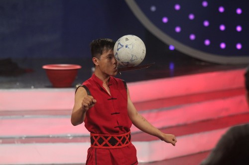 Phan Thanh Bình trình diễn màn giữ thăng bằng quả bóng bằng kiếm.