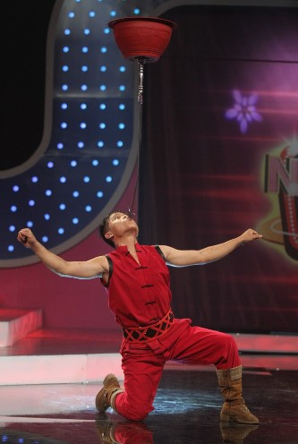 Màn xiếc nguy hiểm nhất đó chính là việc giữ thăng bằng một chiếc chậu đặt trên 2 mũi kiếm đối đầu nhau.