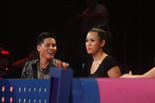 Đội khách Phương Vy và John Huy Trần.