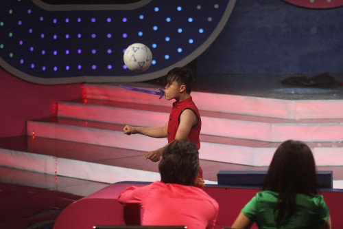 Hoài Linh, Việt Hương chăm chú theo dõi tiết mục của Phan Thanh Bình