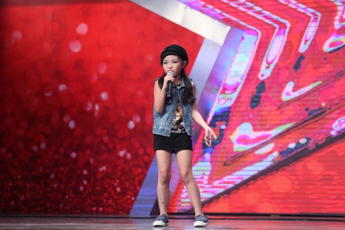 Thí sinh nhí Hải Anh tỏ ra tự tin và làm chủ hoàn toàn sân khấu. Thí sinh nhí Hải Anh tỏ ra tự tin và làm chủ hoàn toàn sân khấu.