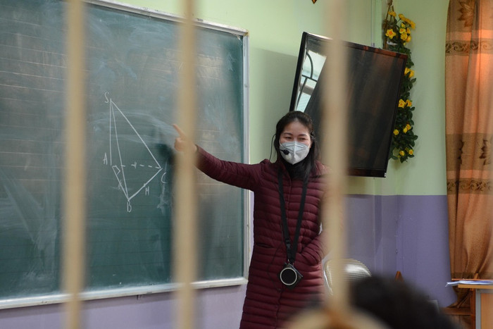 Giáo viên giảng bài đeo khẩu trang để phòng tránh bệnh dịch (ảnh NBK).